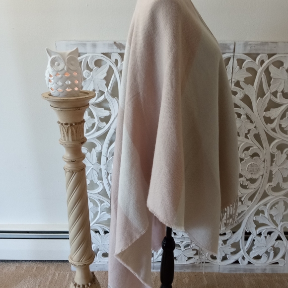 SOIA&KYO OSFA Soft Stylish Wrap Cover Tan/Cream Color Fashionable Fall 🍂 Attire - Picture 10 of 14